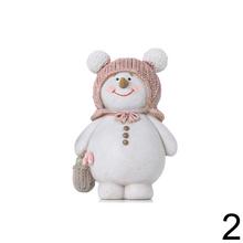 Snehuliak s ružovou čiapkou a darčekmi.