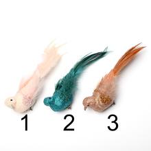 VTÁČIK NA ŠTIPCI v krémovej, modro-ružovej a tyrkysovej farbe s perím.