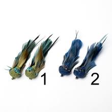 Dekoračný vtáčik na štipci v modro-zelených farbách s perím.