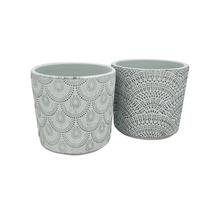 Dva keramické kvetináče s dekoratívnym vzorom.