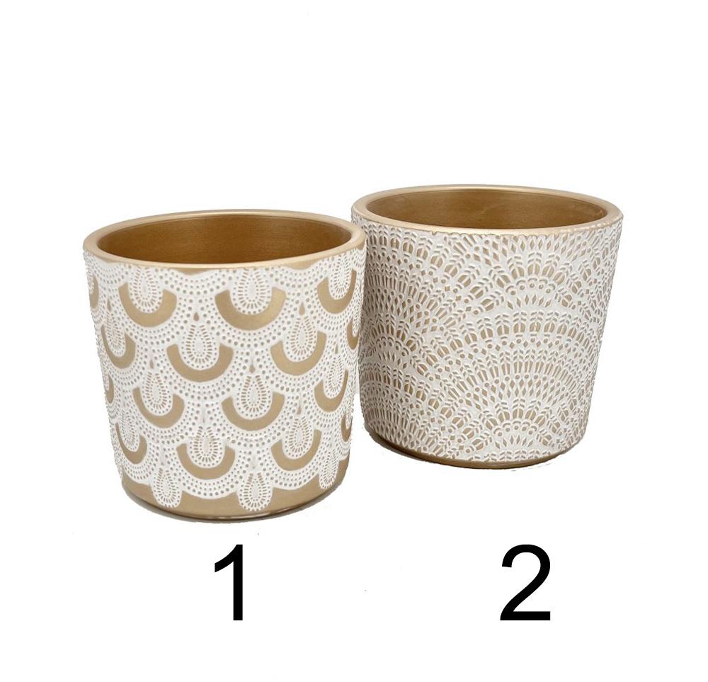 Dva keramické kvetináče s dekoratívnym vzorom v zlatej farbe.
