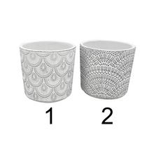 Dva keramické kvetináče s rôznymi vzormi v bielej farbe.