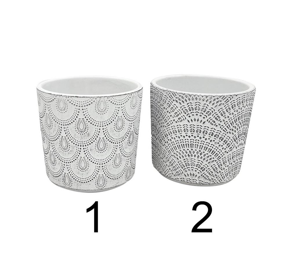 Dva keramické kvetináče s rôznymi vzormi v bielej farbe.