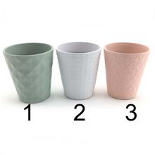 Sada kvetináčov v zelenom, bielom a ružovom dizajne.