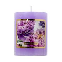 Fialová sviečka s kvetinovým motívom.