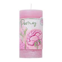 Ružový sviečkový valec s motívom pivoniek.