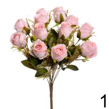 Kytica umelých ruží v rôznych farbách.