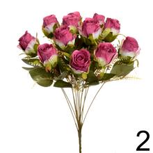 Kytica umelých ruží v rôznych farbách.