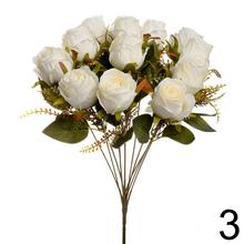 Kytica umelých ruží v rôznych farbách.