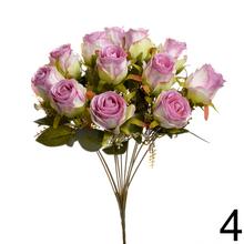 Kytica umelých ruží v rôznych farbách.