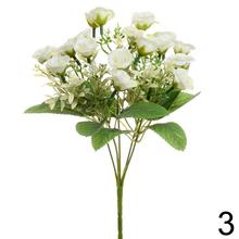 Kytica umelých ružičiek so zelenými listami.