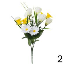 Kytica umelých kvetov s krokusmi, narcisami a sedmokráskami.