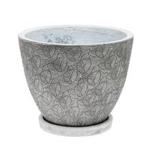 Biely keramický kvetináč s okrúhlou miskou a vzorom listov.