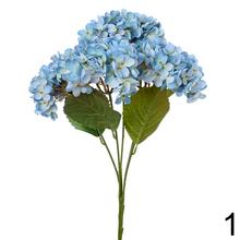 Umelá kytica hortenzie v modrej farbe.