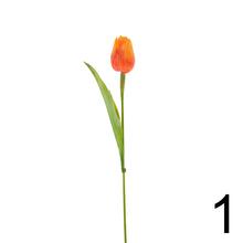 Umelé kvety tulipány v rôznych farbách.