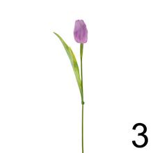 Umelé kvety tulipány v rôznych farbách.