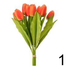 Kytica umelých tulipánov v rôznych farbách.