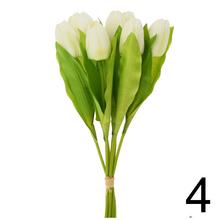 Kytica umelých tulipánov v rôznych farbách.