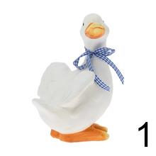 Biela keramická hus s modrou stuhou.