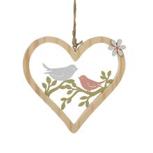 Drevený záves v tvare srdca s vtáčikmi.
