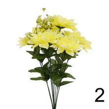 Kytica umelých kvetov s dahliami a gerberami.