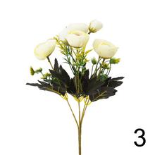 Kytica ranunculus dvojfarebný so zeleným mixom.