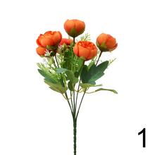 Kytica umelých kvetov Ranunculus s drobnými kvetmi a zeleňou v mixe.