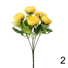 Kytica umelých kvetov Ranunculus s drobnými kvetmi a zeleňou v mixe.