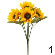 Kytica slnečníc s piatimi kvetmi v mixe.