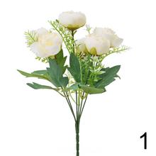 Kytica ranunculus s drobnými kvetmi a zeleňou v mixe farieb.