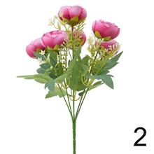 Kytica ranunculus s drobnými kvetmi a zeleňou v mixe farieb.