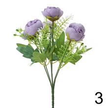 Kytica ranunculus s drobnými kvetmi a zeleňou v mixe farieb.