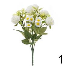 Kytica umelých ruží a kvetov v mixe.