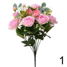 Kytica umelých ruží s eukalyptom v mixe farieb.