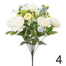 Kytica umelých ruží s eukalyptom v mixe farieb.