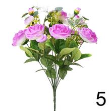 Kytica umelých ruží s eukalyptom v mixe farieb.