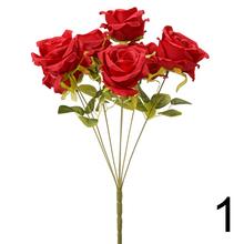 Kytica umelých ruží v červenej a bielej farbe.