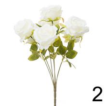 Kytica umelých ruží v červenej a bielej farbe.