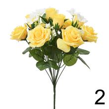 Kytica umelých ruží mix farieb s bielymi kvetmi.