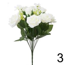 Kytica umelých ruží mix farieb s bielymi kvetmi.