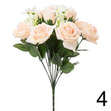 Kytica umelých ruží mix farieb s bielymi kvetmi.