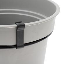 Obal s držiakom v šedej farbe, ideálny na závesné kvetináče.