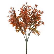 Umelé kvety so zeleno-oranžovými lístkami a kvetmi.