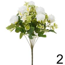 Kytica bielych a ružových umelých ruží s drobnými kvetmi a zeleňou.