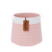 Ružovo-biely keramický obal na kvetináče.