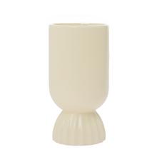 Obal z keramiky v krémovej farbe s rozmermi 10x10x20 cm.