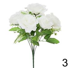 Kytica umelých ruží mix v bielej a krémovej farbe.