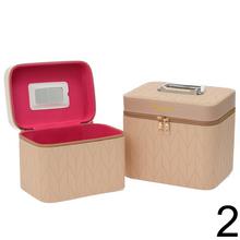 Kufrík na doplnky v mix farbách s cik-cak vzorom.