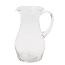 Priehľadný sklenený džbán s uchom.