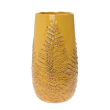 Žltá keramická váza s motívom paprade.